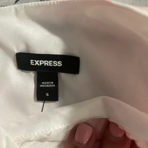 New Express that front pleated top. Size small - Picture 6 of 8